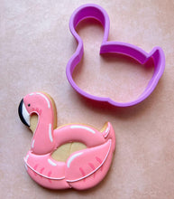 Cargar imagen en el visor de la galería, Cortador de Galleta Flotador Flamingo
